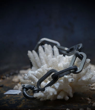 Bracelet en argent vieilli créé par Anthony Barrouyer.