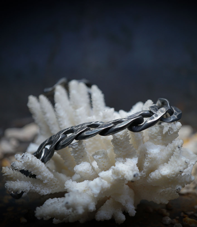 Bracelet en argent vieilli créé par Anthony Barrouyer.