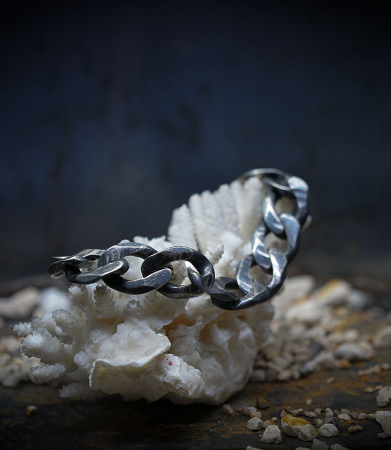 Bracelet en argent vieilli créé par Anthony Barrouyer.