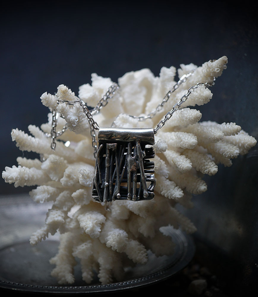 Pendentif en argent massif brut.