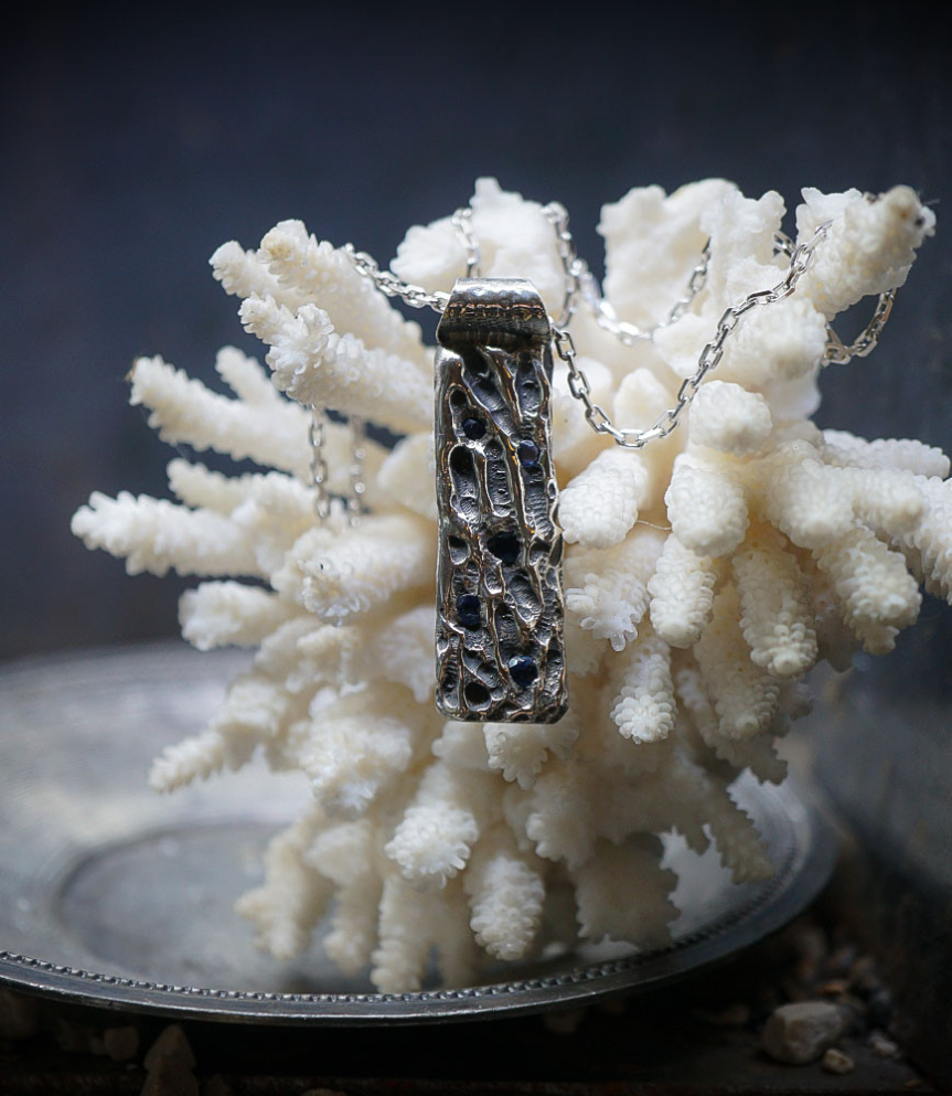 Collier en argent massif et saphir pièce unique signé Lovely Storm.