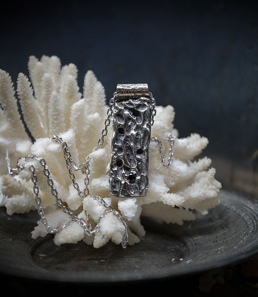 Plaque martelet en argent et diamant noir.