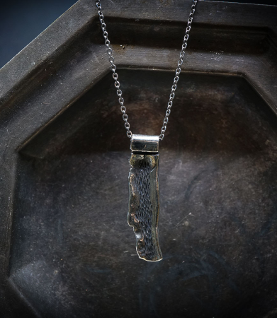 Plaque martelet en argent massif brillant et oxidé.