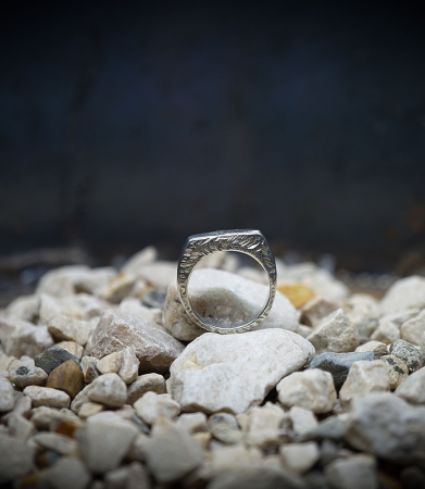 Bague en argent brut signé Lovely Storm.