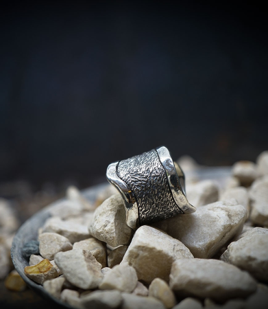 Bague de créatrice en argent massif.