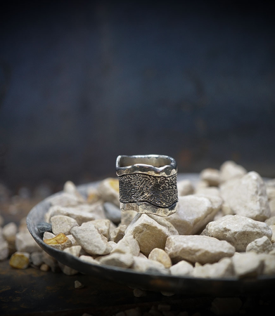 Bague de créatrice en argent massif.