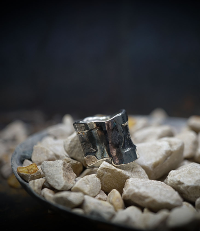 Bague de créatrice en argent massif.