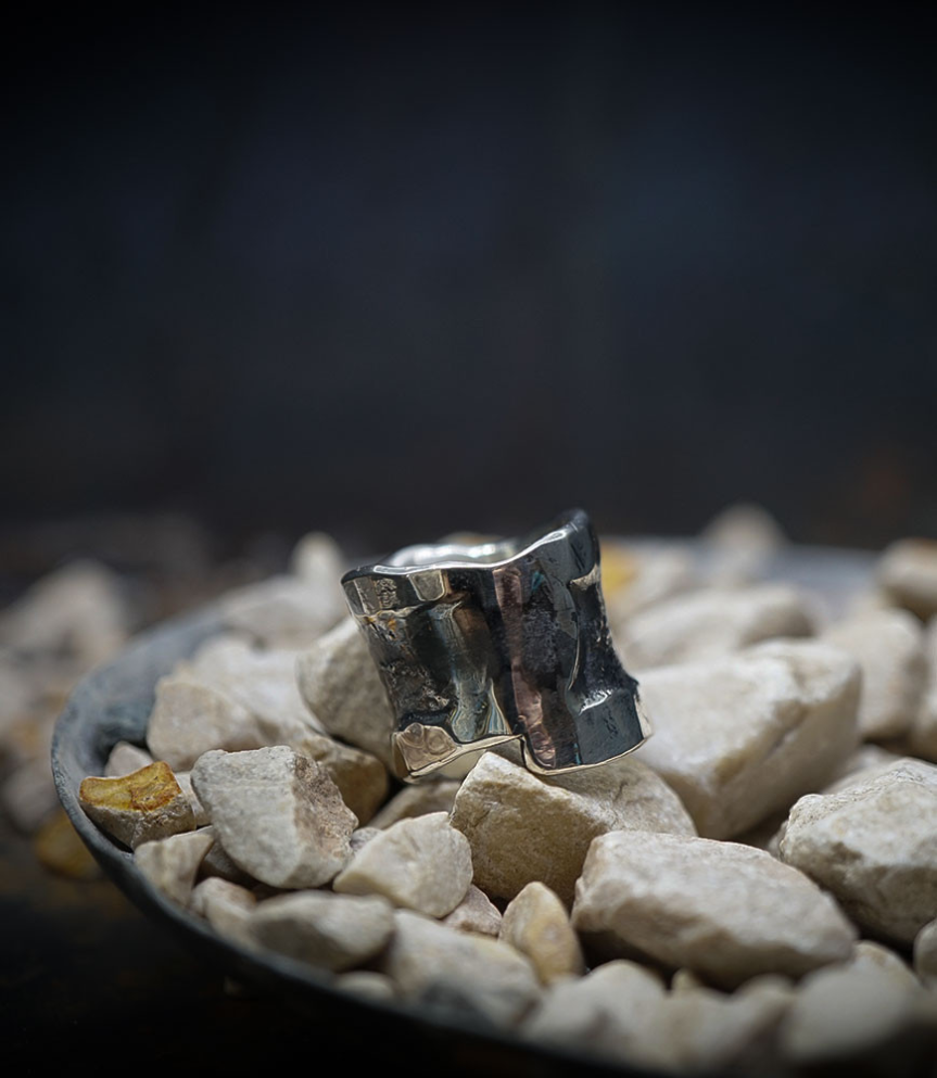 Bague de créatrice en argent massif.