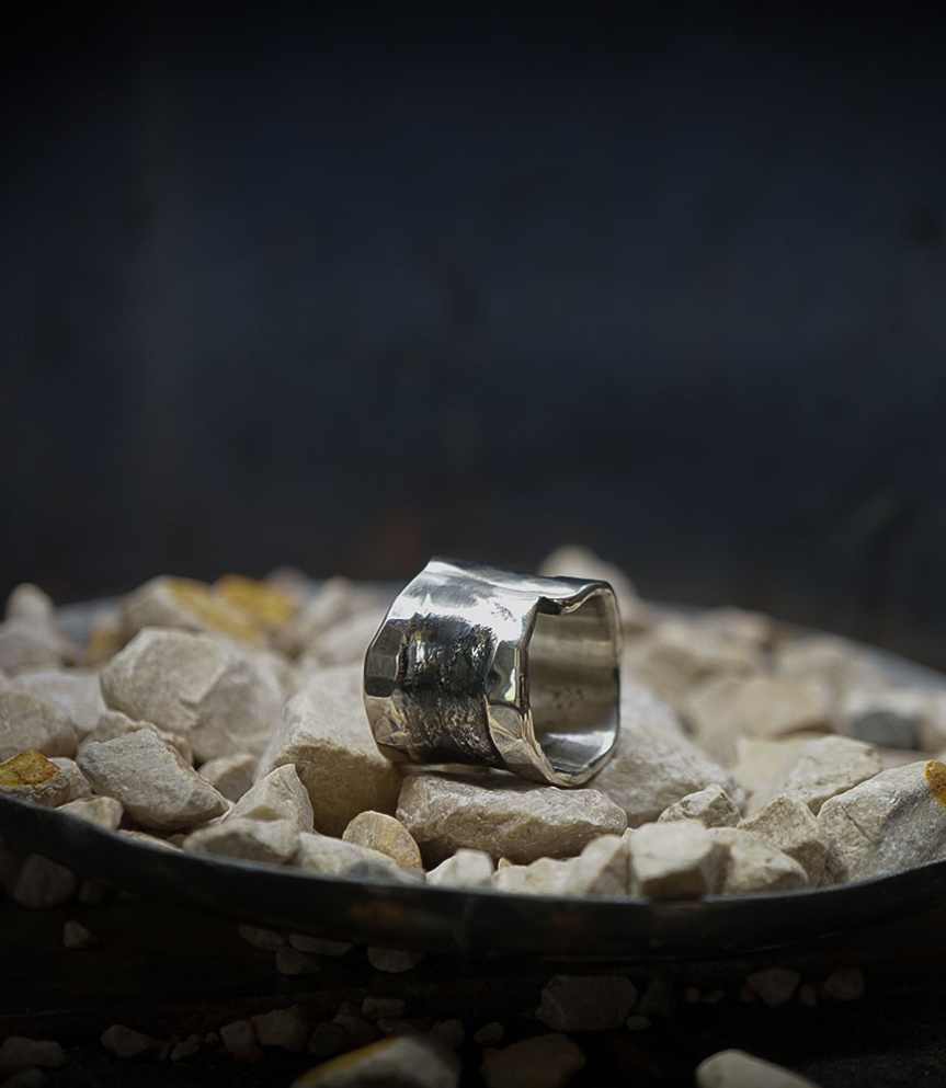 Bague de créatrice en argent massif.