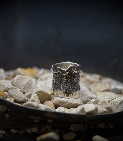 Bague de créatrice en argent massif.