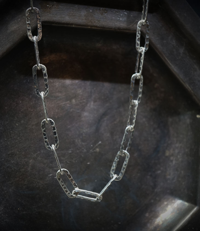 Collier martelet en argent massif créé par Anthony barrouyer.