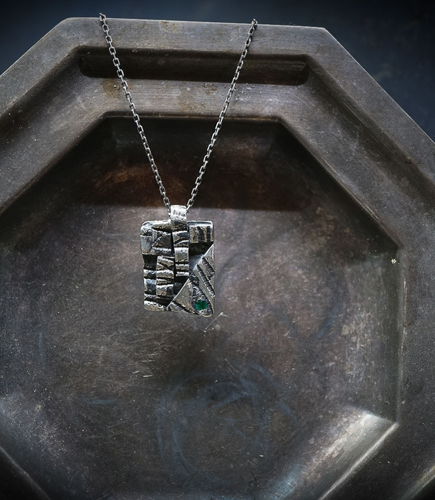Collier émeraude en argent brut pièce unique céé par Anthony Barrouyer.