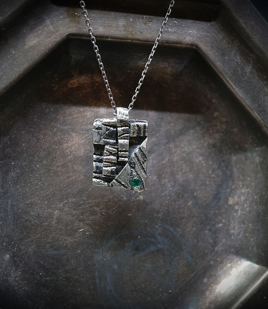 Collier émeraude en argent brut pièce unique céé par Anthony Barrouyer.