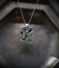 Collier émeraude en argent brut pièce unique céé par Anthony Barrouyer.