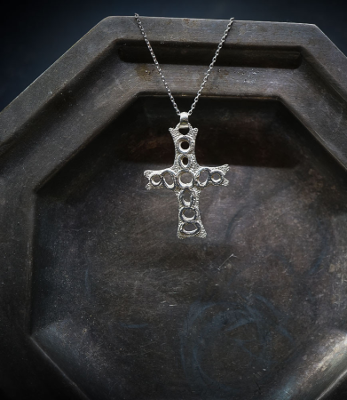 Croix en argent massif.