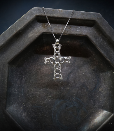 Croix en argent massif.