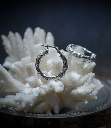 Créole martelet en argent massif.