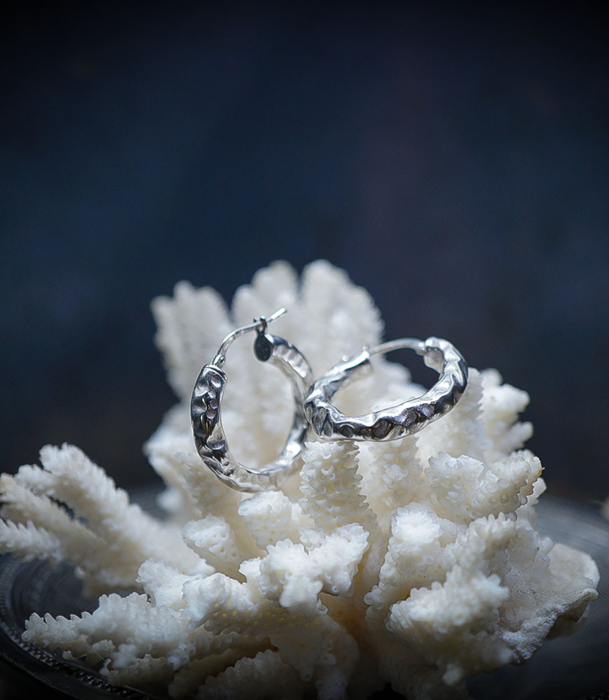 Créole martelet en argent massif.