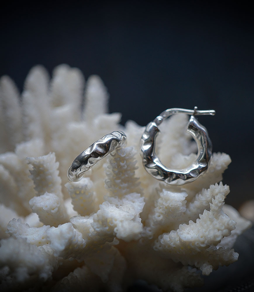 Créole de créatrice en argent massif.