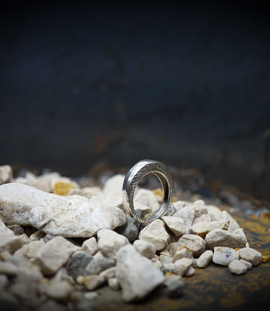 Bague de créatrice martelet en argent massif.