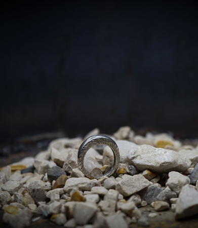 Bague de créatrice martelet en argent massif.