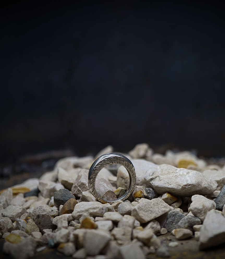 Bague de créatrice martelet en argent massif.