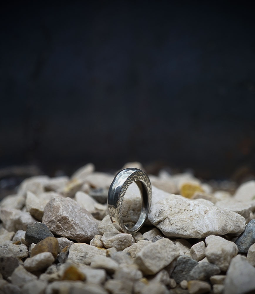 Bague de créatrice martelet en argent massif.