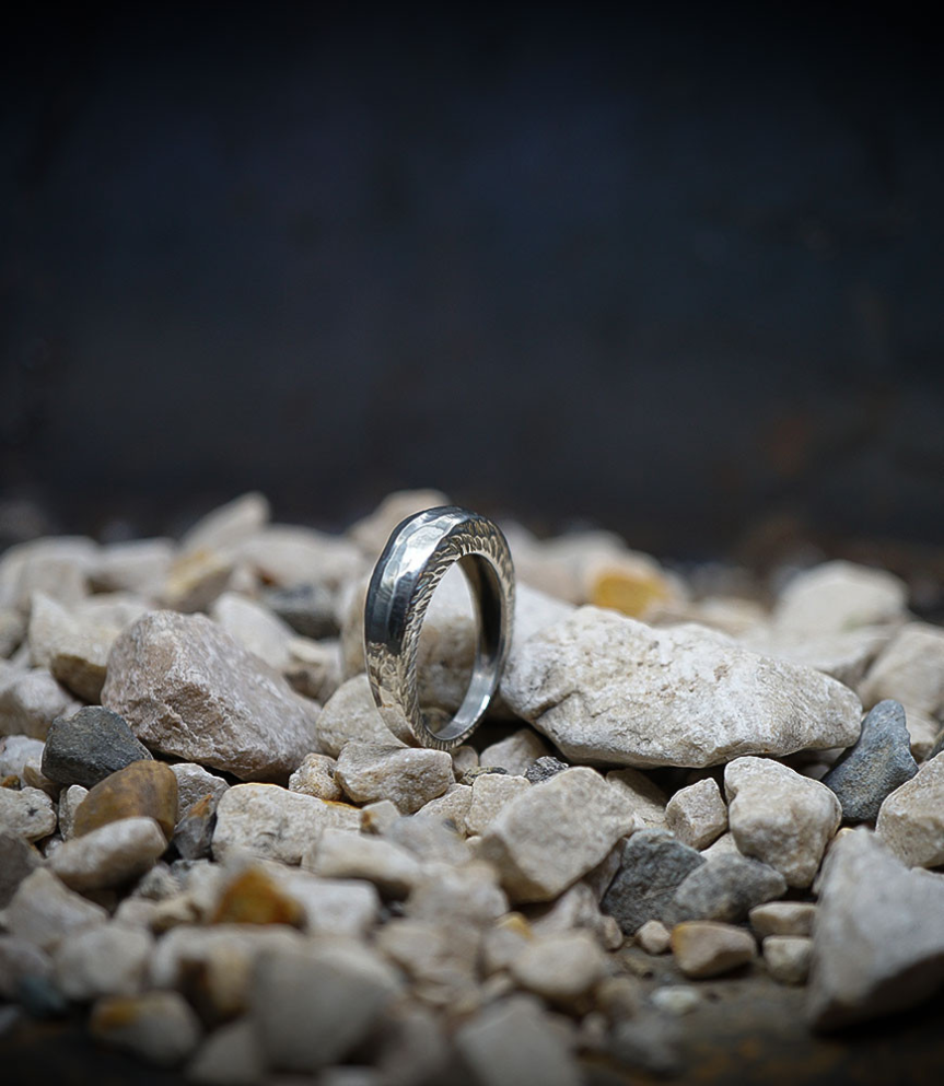 Bague de créatrice martelet en argent massif.