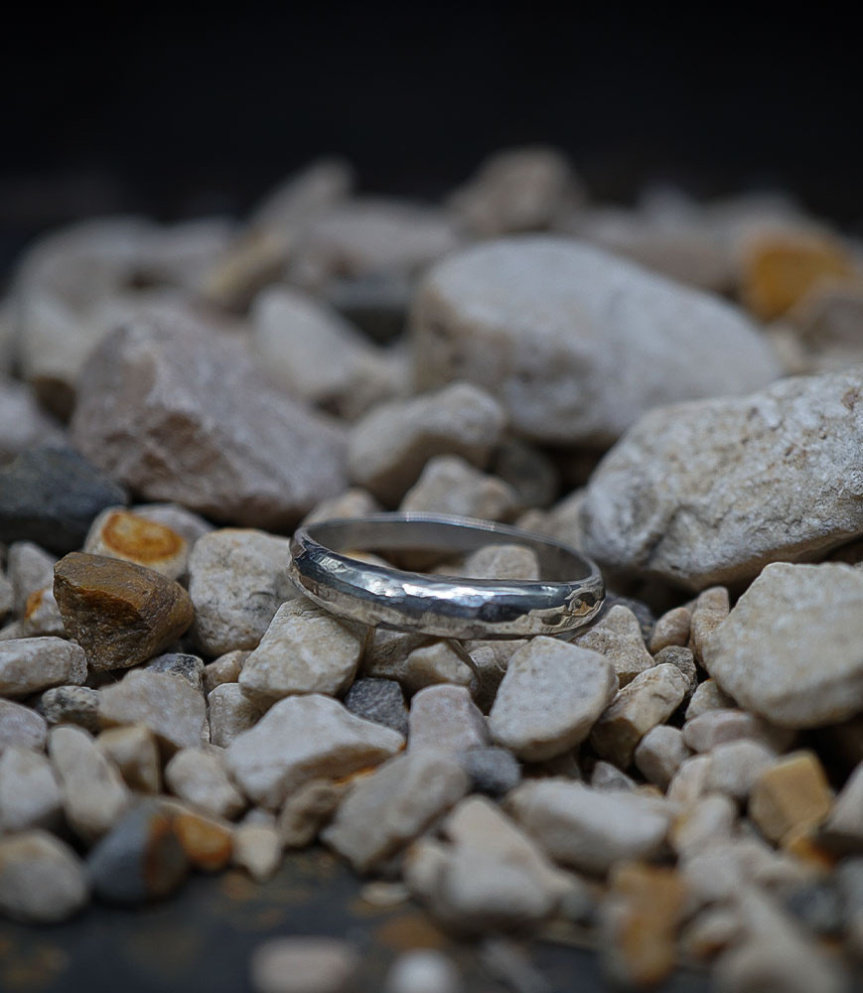Bague martelet de créatrice en argent massif.