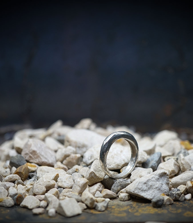 Bague martelet de créatrice en argent massif.