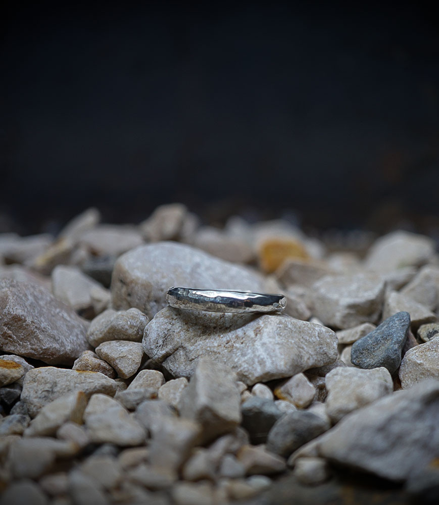 Bague martelet de créatrice en argent massif.