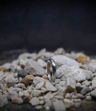 Bague martelet de créatrice en argent massif.