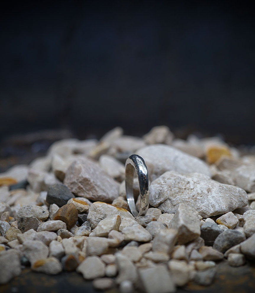Bague martelet de créatrice en argent massif.