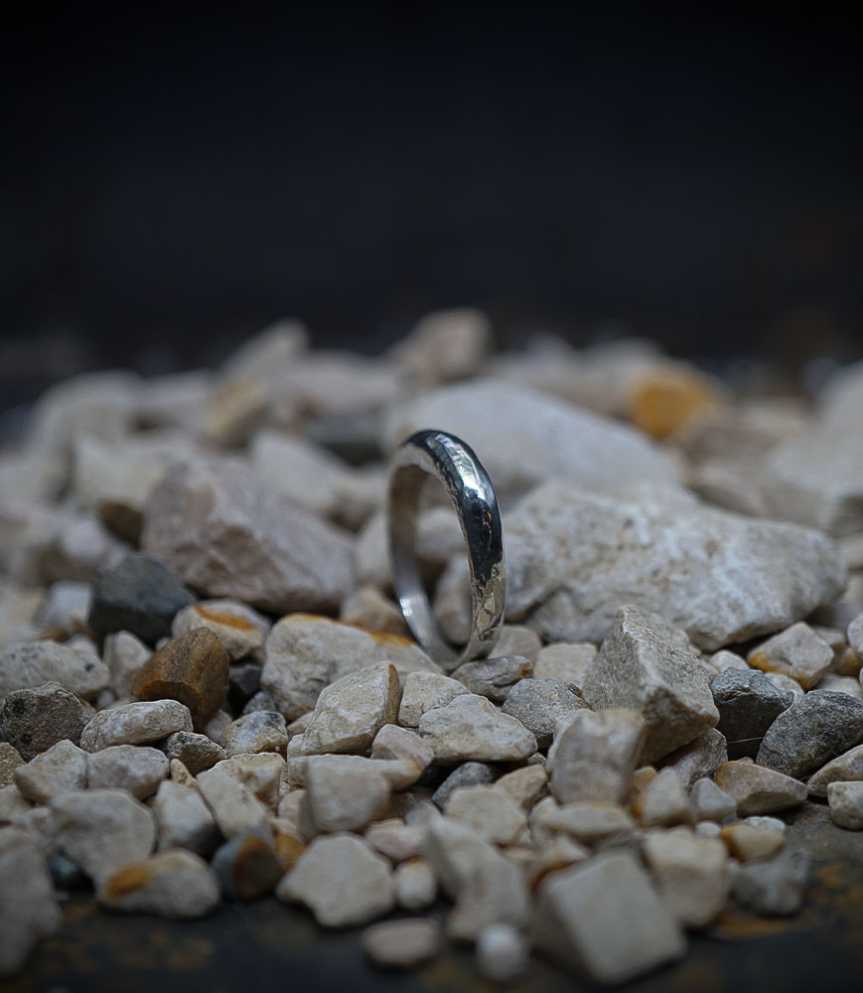 Bague martelet de créatrice en argent massif.