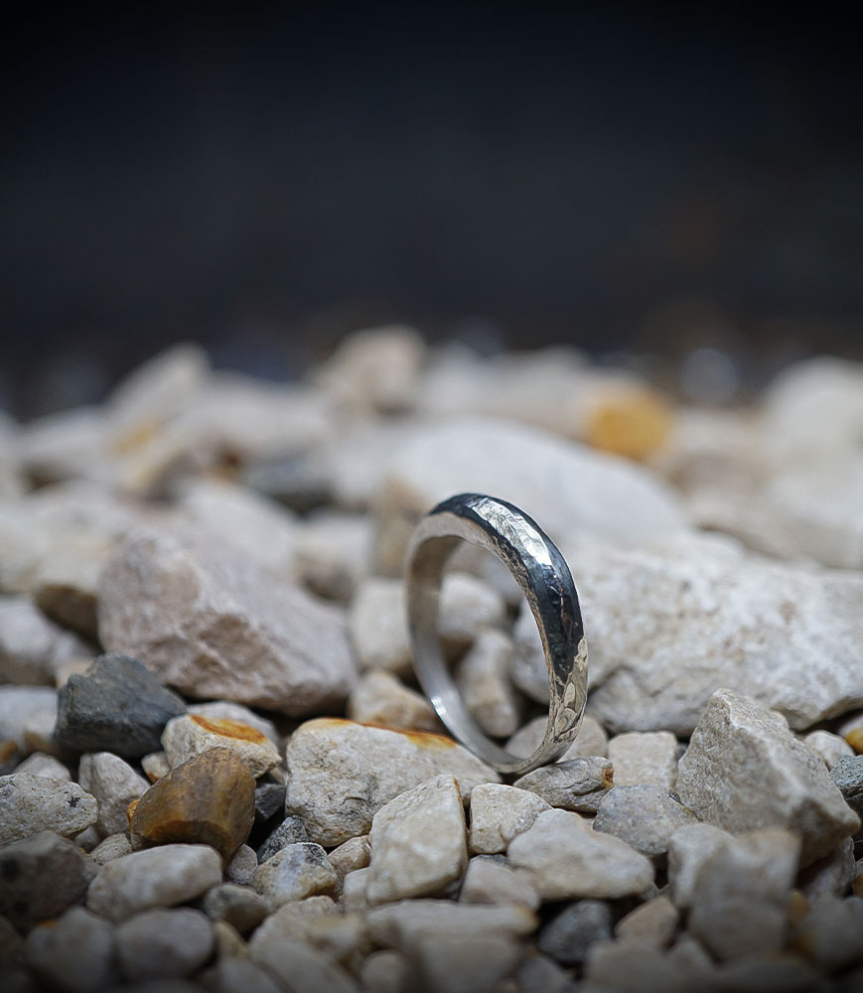 Bague martelet de créatrice en argent massif.