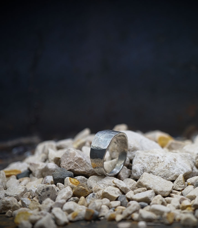 Bague de créatrice en argent massif.