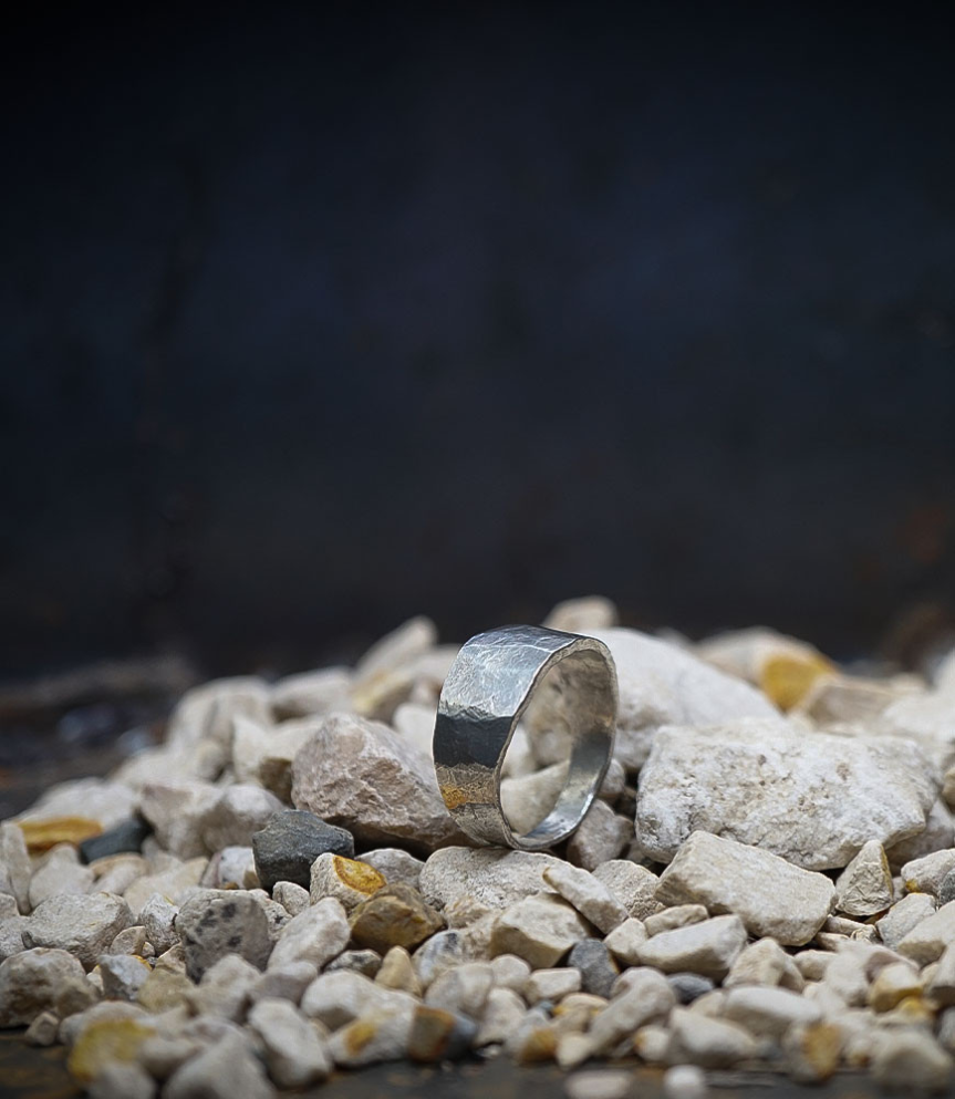 Bague de créatrice en argent massif.