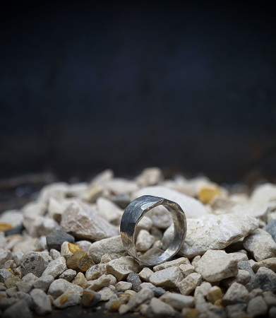 Bague de créatrice en argent massif.