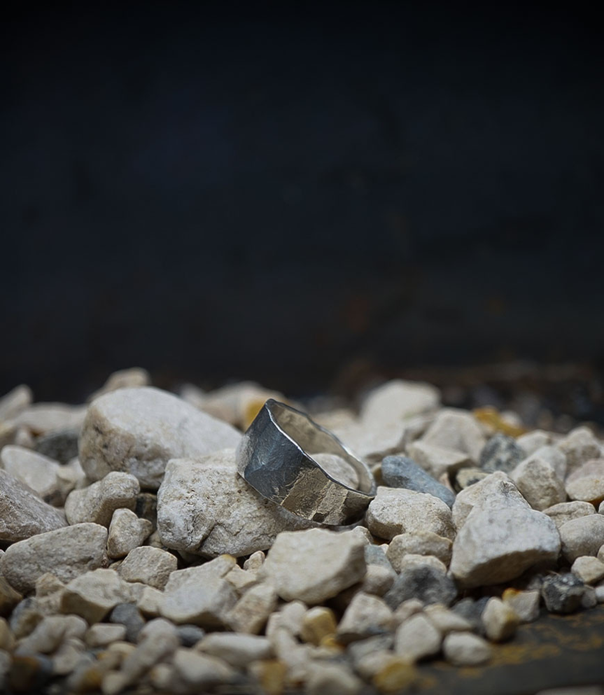 Bague de créatrice en argent massif.
