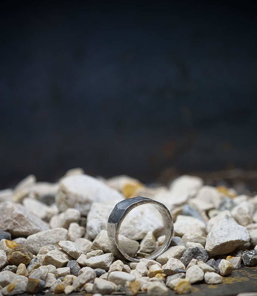 Bague de créatrice en argent massif.