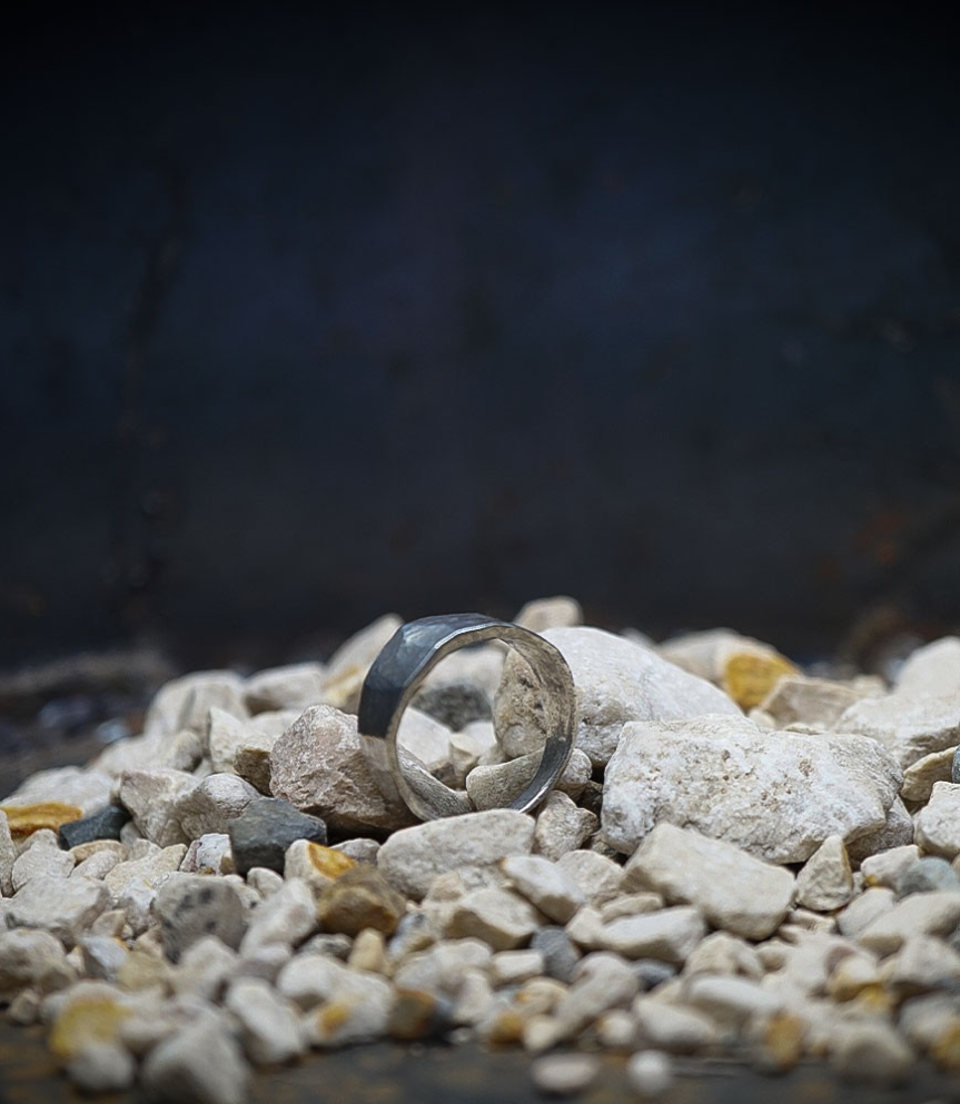 Bague de créatrice en argent massif.