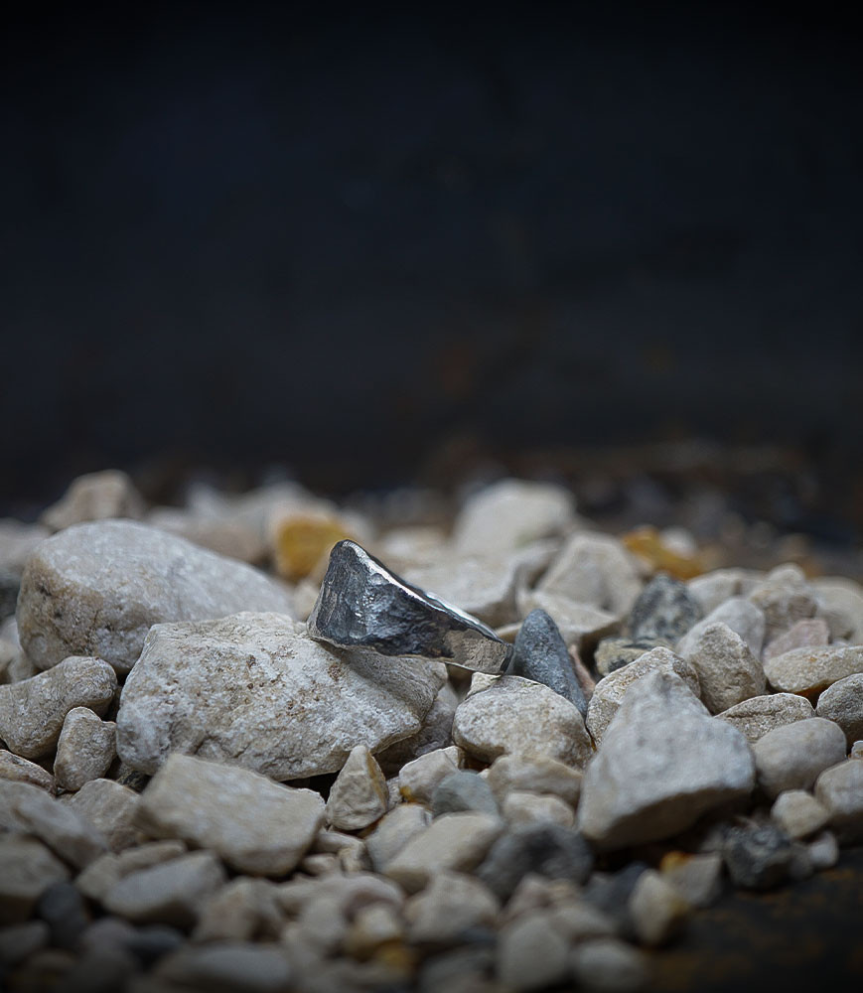 Bague martelet de créatrice en argent massif.