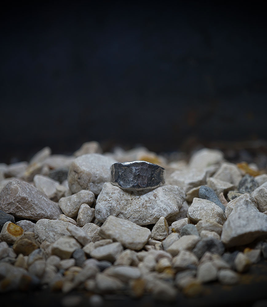 Bague martelet de créatrice en argent massif.