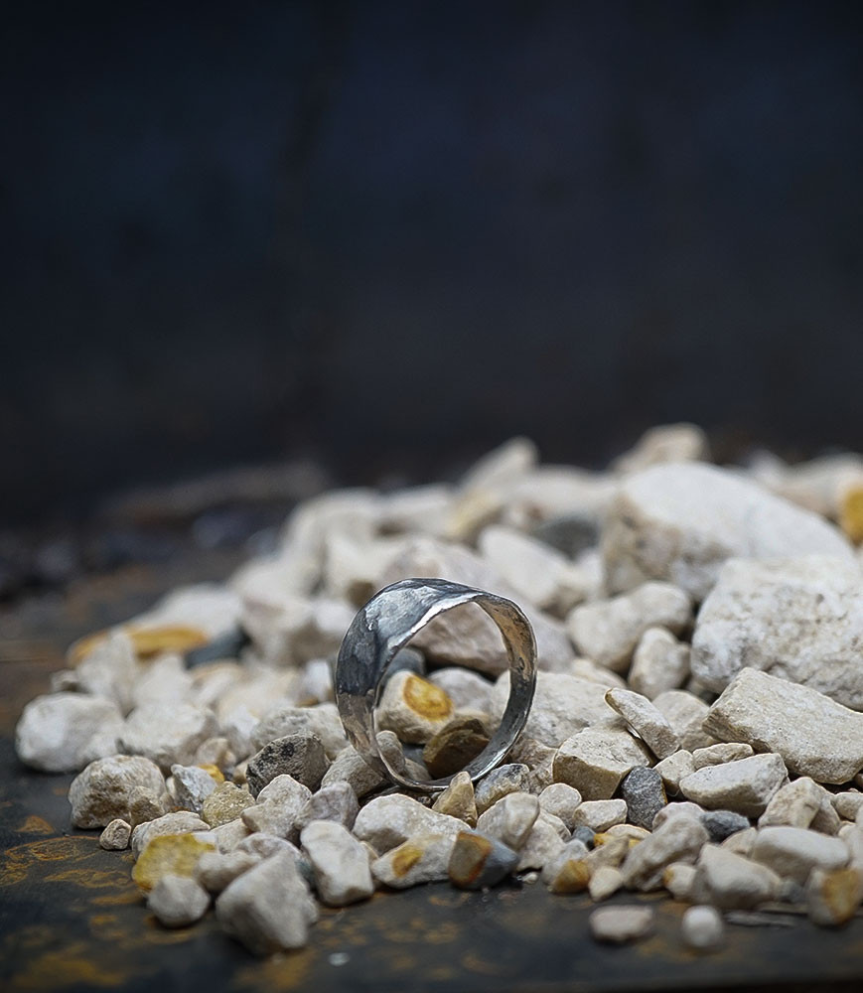 Bague martelet de créatrice en argent massif.