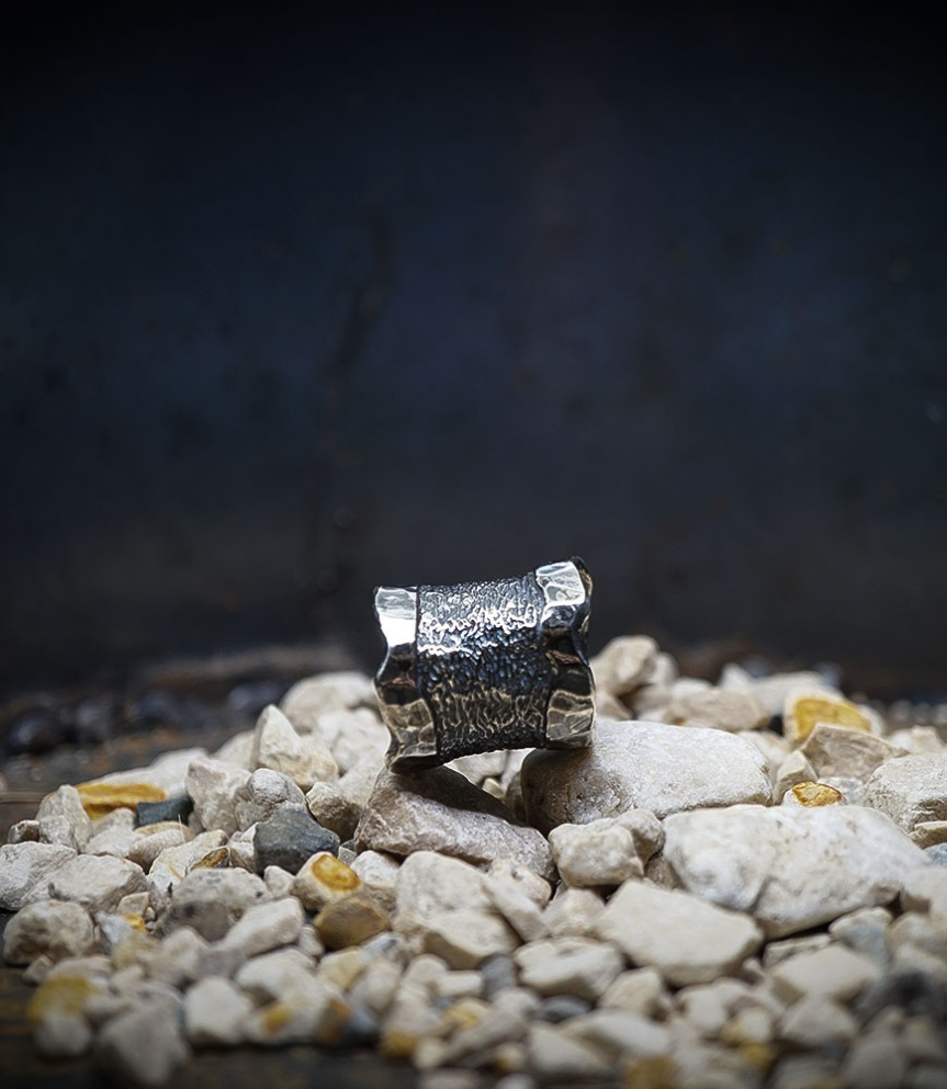 Bague martelet de créatrice en argent massif.