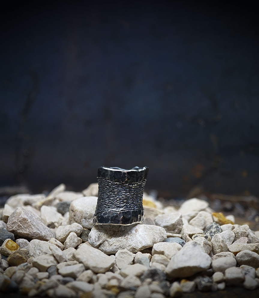 Bague martelet de créatrice en argent massif.