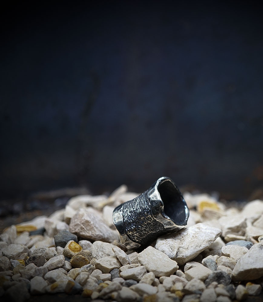 Bague martelet de créatrice en argent massif.