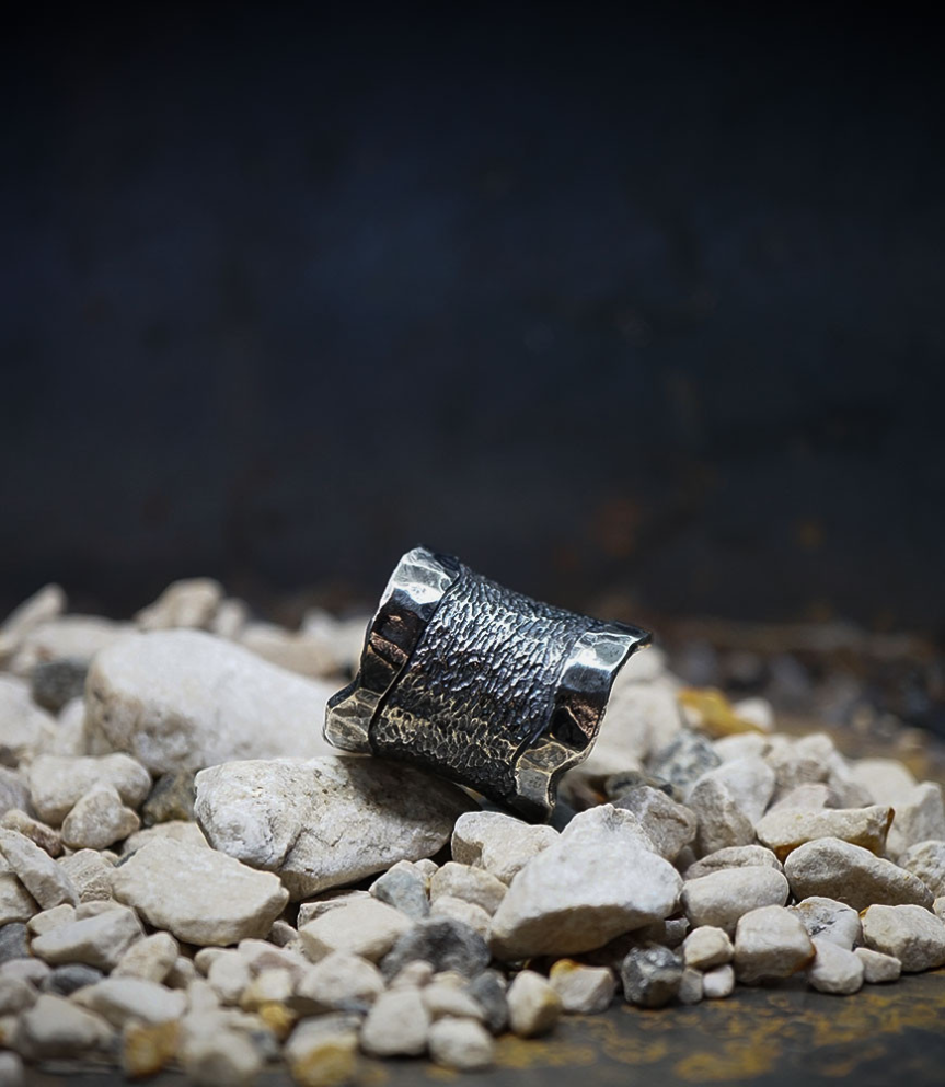 Bague martelet de créatrice en argent massif.