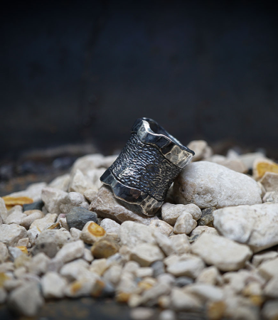 Bague martelet de créatrice en argent massif.
