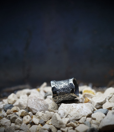 Bague de créatrice en argent martelet.